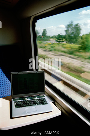 Un ordinateur portable sur une table dans un train Banque D'Images