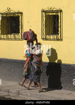 Chichicastenango, Guatemala : Les femmes ont bien de marché. Banque D'Images