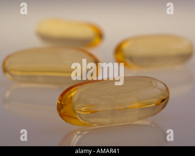 Résistance élevée de l'HUILE DE FOIE DE MORUE capsules contenant des omega 3 et vitamine D Banque D'Images