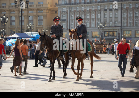 Deux officiers de la POLICE MONTÉE DE L'ÉQUITATION AU TRAVERS DES FOULES IM CARRÉ MANEZHNAYA MOSCOU RUSSIE Banque D'Images