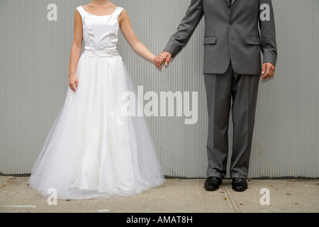 Une Bride and Groom holding hands Banque D'Images