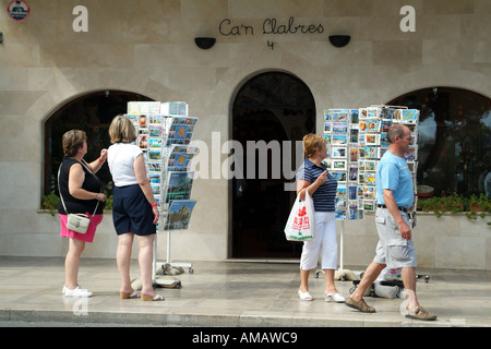 Shopping pour les cartes postales les touristes ville côtière de Porto Cristo Mallorca Îles Baléares Espagne European Banque D'Images