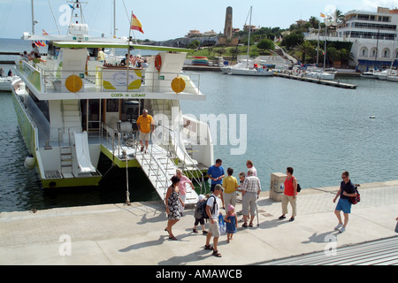 Voile de bateau et les passagers sur le quai Porto Cristo Mallorca Îles Baléares Espagne Banque D'Images