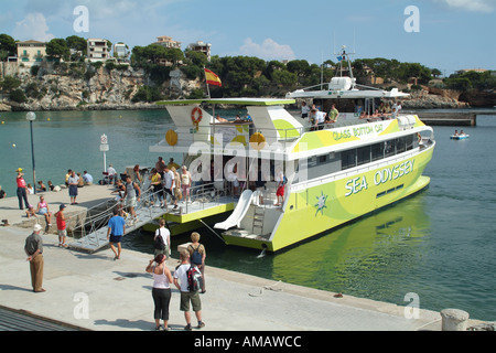 Voile de bateau et les passagers sur le quai Porto Cristo Mallorca Îles Baléares Espagne Banque D'Images