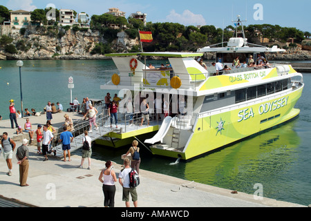 Voile de bateau et les passagers sur le quai Porto Cristo Mallorca Îles Baléares Espagne Banque D'Images