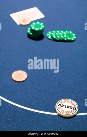 Table avec des jetons de casino, bouton dealer et carte à jouer Banque D'Images