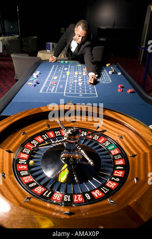 Casino Euro. Man placing bet sur roulette table Banque D'Images