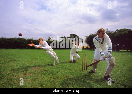 Plongée à prendre fielder attraper depuis le bord du batteur bat au cours de cricket dans le village de Scholes yorkshire leeds uk Banque D'Images