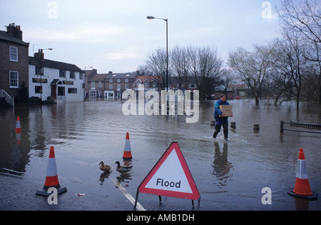 Inondations à Stamford Bridge après la rivière Derwent éclater ses banques après la tempête yorkshire uk Banque D'Images