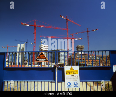 Skyline de grues sur site de construction de nouveaux appartements et bureaux à Clarence dock leeds yorkshire uk Banque D'Images