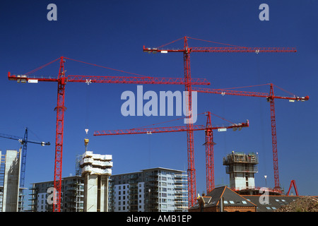 Skyline rempli de grues sur site de construction d'appartements et des bureaux à Clarence dock leeds yorkshire uk Banque D'Images