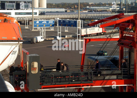 Le terminal de ferry de Calais cross channel ramp fournis pour passagers à bord P O ferry pour traverser à Dover Kent England UK Banque D'Images