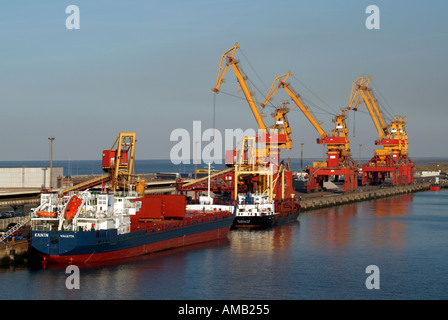 2 mur du port de Calais deux petits cargos amarré à quai aux côtés d'installations, y compris grandes grues Manche au-delà Banque D'Images