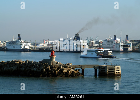 Approches de Calais Harbour et des installations portuaires du terminal de ferry Français P&O Ferries transmanche France mer amarré avec catamaran Seacat arrivant Banque D'Images