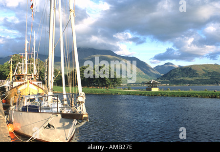 Bateau à voile attaché dans le bassin de Corpach près de Fort William en Écosse en vue de Ben Nevis Banque D'Images