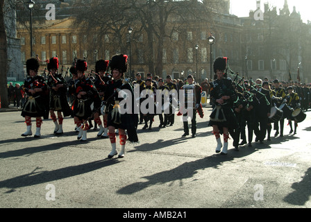 Tuyau de Londres et de tambours de Gordons School dans un défilé marchant le long de Whitehall Banque D'Images