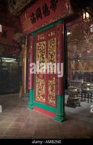 Dh Temple Man Mo SHEUNG WAN HONG KONG porte peinte en rouge calligraphie art taoiste chine portes intérieur Banque D'Images