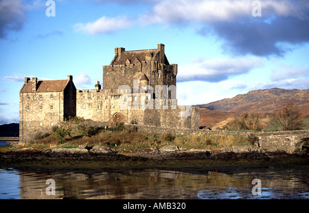 Le Château d'Eilean Donan dans Loch Duich subtil avec la lumière du soleil d'automne après-midi mettant en évidence la structure Banque D'Images