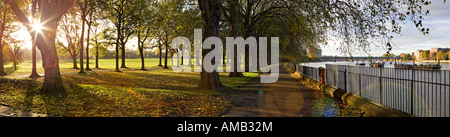 Soir d'été vue panoramique prises dans Wandsworth Park par la Tamise. Banque D'Images