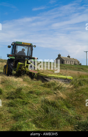 dh tracteur coupe ensilage récolte de graminées Royaume-Uni matériel agricole cottage Orphir Orkney ferme récolte de champs agriculteurs Banque D'Images