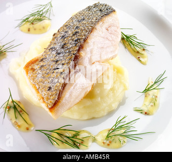 Saumon grillé avec purée de céleri-rave Banque D'Images