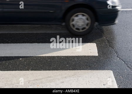 Zebra crossing avec voiture en mouvement Banque D'Images