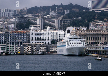 Un navire Algerie Ferries se trouve à quai à Alger par l'hôtel de ville l'Algérie 2002 Banque D'Images