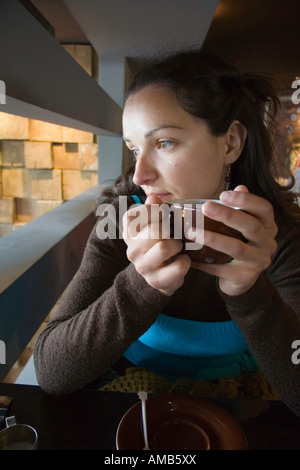 Jeune fille ayant un café Banque D'Images