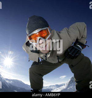 Jeune homme avec lunettes sky dans les montagnes Banque D'Images