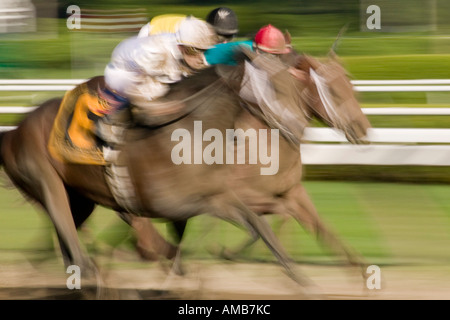 Les jockeys et les chevaux de race sur un chemin de terre USA Août 2006 Banque D'Images