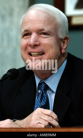 John McCain Sen R AZ parle à un comité sénatorial sur la science du commerce et des transports sur la colline du Capitole à Washington. Banque D'Images