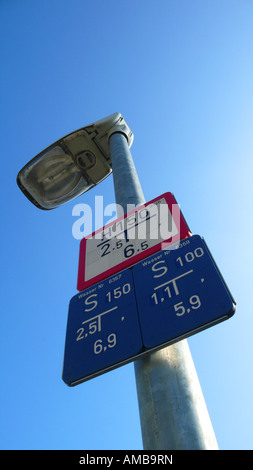 Lampe de rue avec des panneaux d'information pour les conduites d'eau et fontaines, Allemagne Banque D'Images