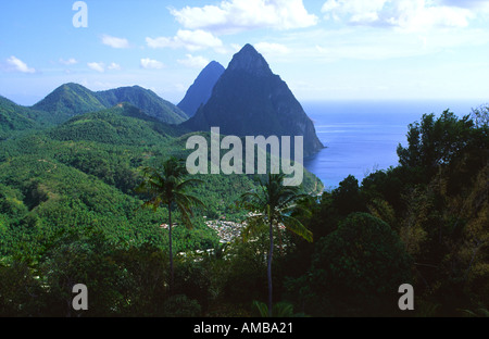 Saint Lucia. Les Pitons Twin Peaks volcanique au-dessus de la ville de Soufrière Antilles Caraïbes île de Sainte-Lucie Banque D'Images