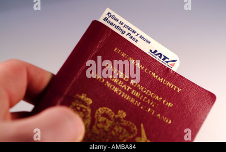 Passeport britannique avec une carte d'embarquement était jointe Banque D'Images