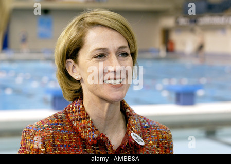 Chef de candidature olympique de Londres Barbara Cassani lors d'une visite à complexe de natation Ponds Forge à Sheffield Banque D'Images