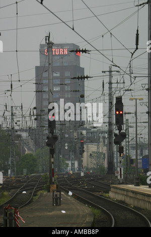 Voie ferrée près de la gare de Cologne, en Allemagne, en Rhénanie du Nord-Westphalie, Koeln Banque D'Images