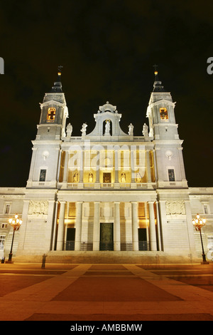 Photo de nuit de la cathédrale de la Almudena, Madrid, Espagne Banque D'Images