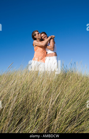 Le couple hugging on beach Banque D'Images