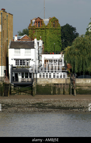 La perspective de Whitby plus vieux pub sur la Tamise Banque D'Images