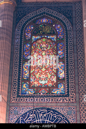 Détail de la fenêtre en verre de couleur, salle de prière d'une mosquée Sulemaniye, complexe, Istanbul, Turquie Banque D'Images