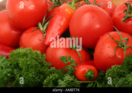 Tomates cerises fraîches dans un panier au marché américain des producteurs de légumes du dessus des frais généraux gros plan horizontal aux États-Unis haute résolution des États-Unis Banque D'Images