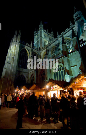 Bath Marché de Noël,joli allumé cale bordent les rues sous l'impressionnante Abbaye de Bath. Photo par Jim Holden. Banque D'Images