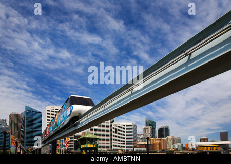 Train monorail sur Pyrmont Bridge Darling Harbour Sydney New South Wales Australie Banque D'Images