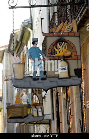 Vue sur la petite ville médiévale de chalabre dans le sud de la France une boulangerie La Boutique Sign Banque D'Images