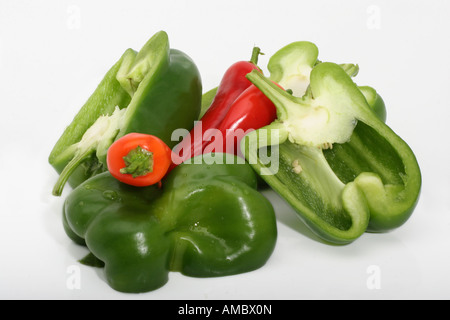 Poivrons verts biologiques et piments rouges coupés en deux sur fond blanc table isolé de la découpe au-dessus de personne horizontale haute résolution Banque D'Images