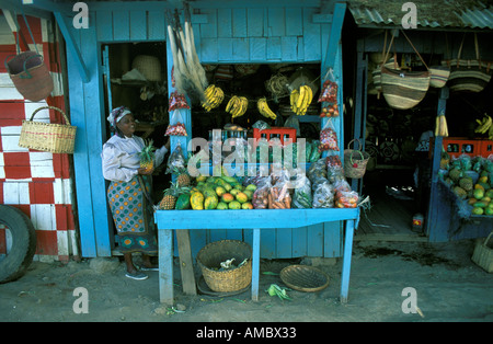 Nairobi une femme vend des fruits et légumes Banque D'Images