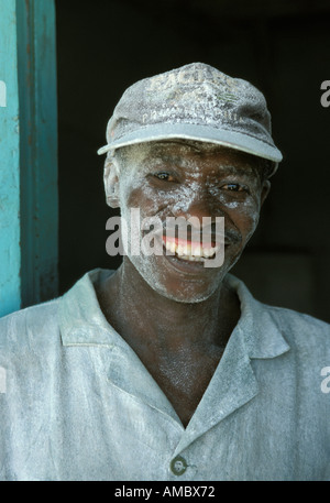 Portrait d'un ouvrier travaillant dans une usine de farine Banque D'Images