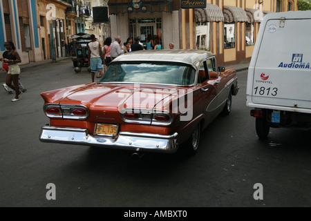 Cuba La Havane une Ford Fairlane voiture classique utilisé comme taxi. Banque D'Images