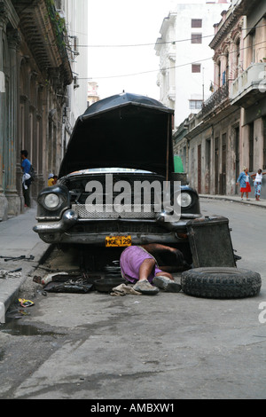 Cuba La Havane une automechanic dans la rue Banque D'Images