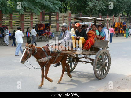L'Inde, Bodhgaya : Promenade en calèche dans les rues de la sainte bouddhiste site de Bodhgaya Banque D'Images